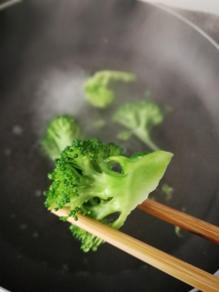 中式肉酱意面,西兰花放锅里烫至断生,捞出沥干,做配菜