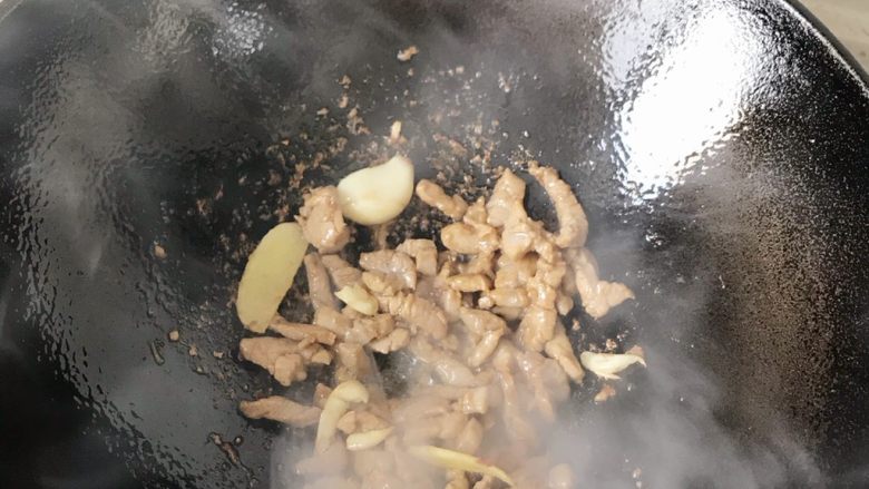 莴笋廋肉豆腐干,小火炒肉丝，翻炒