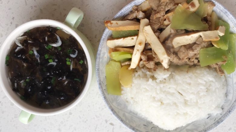 莴笋廋肉豆腐干,好了，一个人的午餐做好了