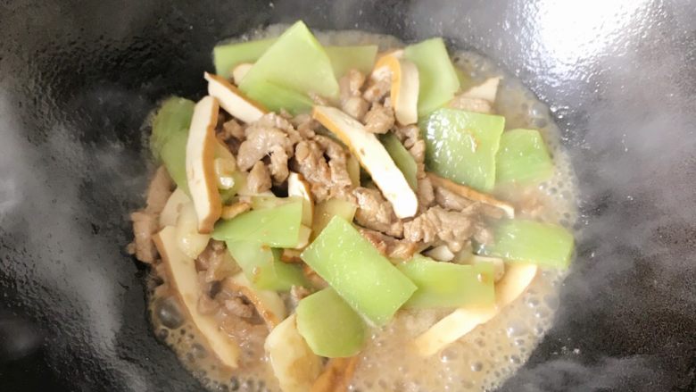 莴笋廋肉豆腐干,翻炒一分种左右，加盐，加水，烧开收汁