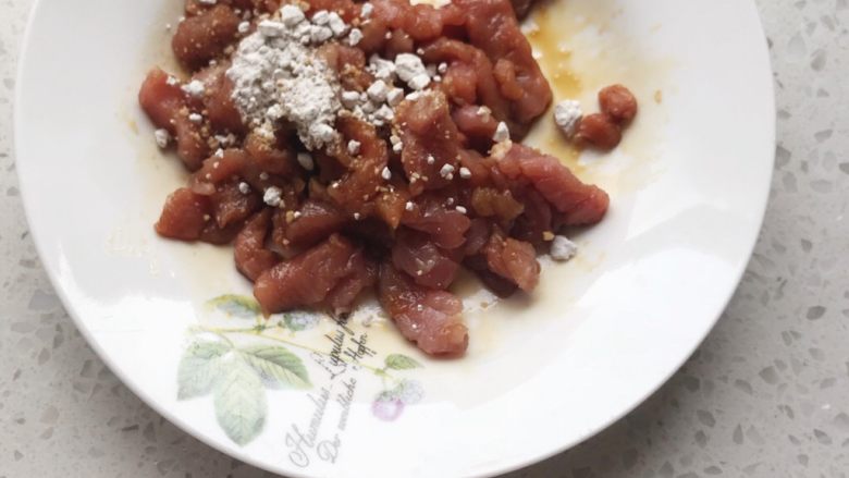 莴笋廋肉豆腐干,<a style='color:red;display:inline-block;' href='/shicai/ 429'>瘦肉</a>切丝，加盐，<a style='color:red;display:inline-block;' href='/shicai/ 692'>酱油</a>，醋，<a style='color:red;display:inline-block;' href='/shicai/ 718'>料酒</a>，生粉腌制