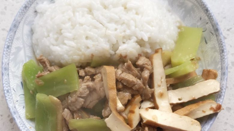 莴笋廋肉豆腐干,装盘，加饭