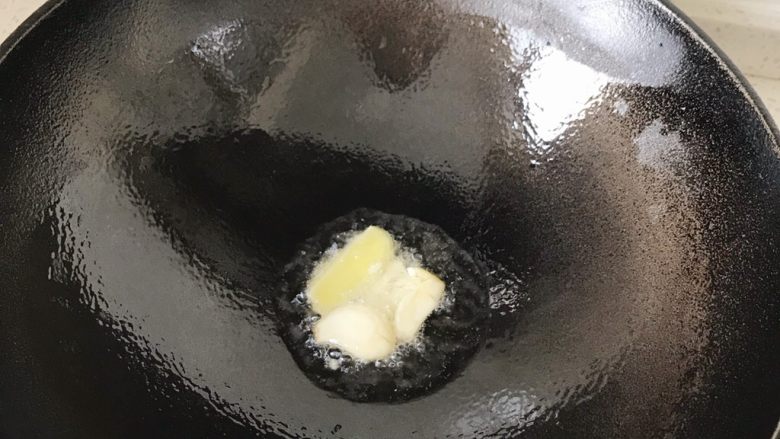 莴笋廋肉豆腐干,油锅热后下姜蒜炒香