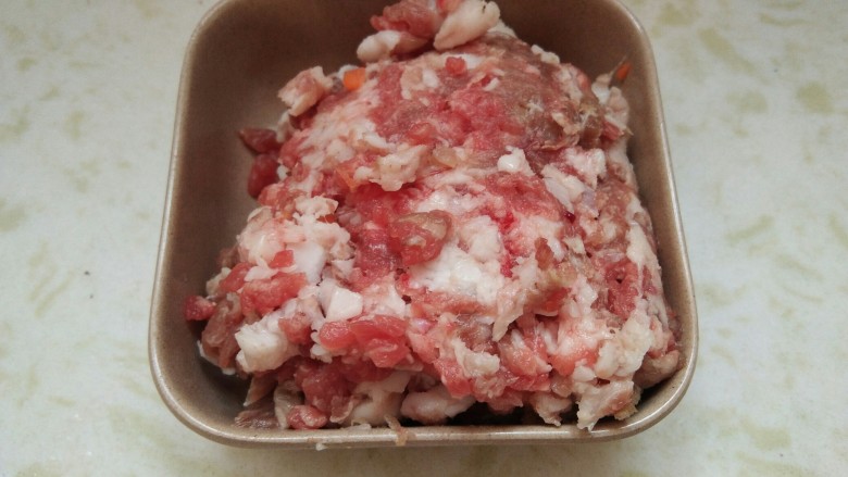 肉末杂蔬太阳蛋蒸饭,<a style='color:red;display:inline-block;' href='/shicai/ 414'>猪肉</a>切碎,成肉馅,备用。