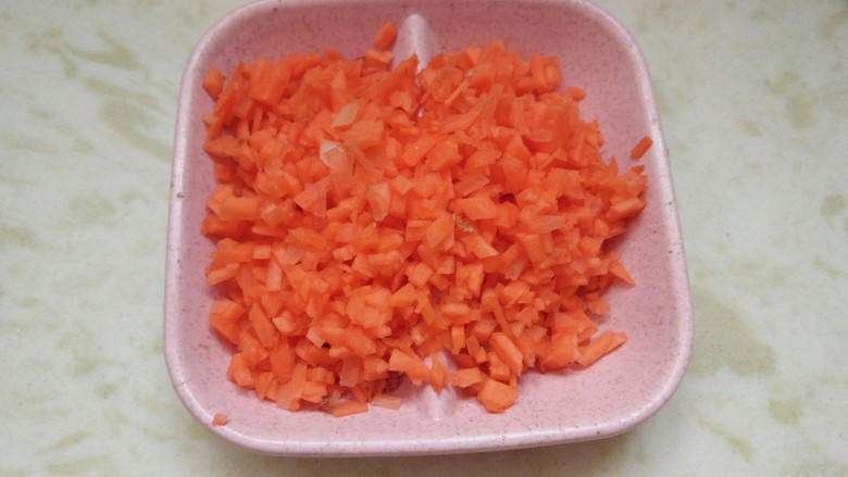 肉末杂蔬太阳蛋蒸饭,<a style='color:red;display:inline-block;' href='/shicai/ 25'>胡萝卜</a>切碎,备用。