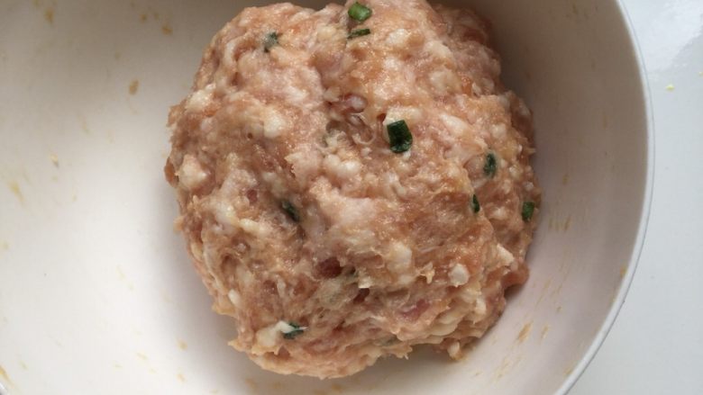 豌豆尖肉丸汤,肉馅里加入蛋清 ,适量盐，生抽，淀粉和<a style='color:red;display:inline-block;' href='/shicai/ 3250'>葱</a>花。然后拌匀