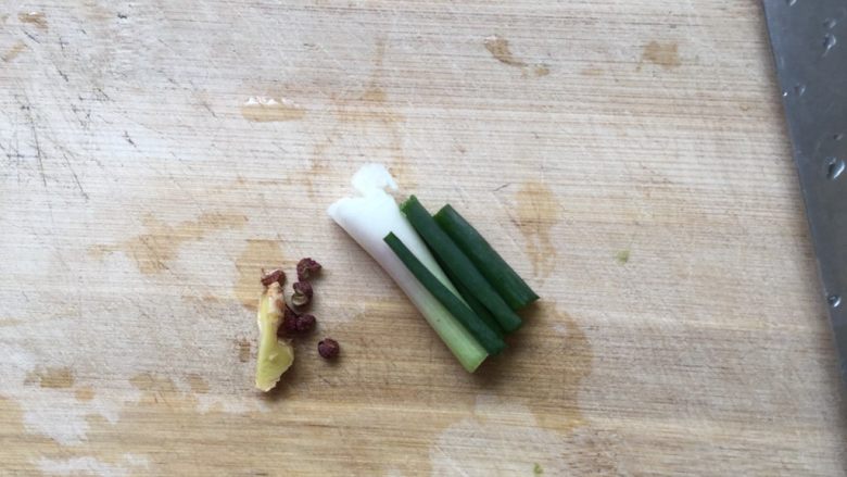 豌豆尖肉丸汤,锅里放水，然后放入葱，姜，花椒，待水开开始丸子下锅，丸子下锅时调小火，等丸子全部下锅时调大火煮10分钟左右