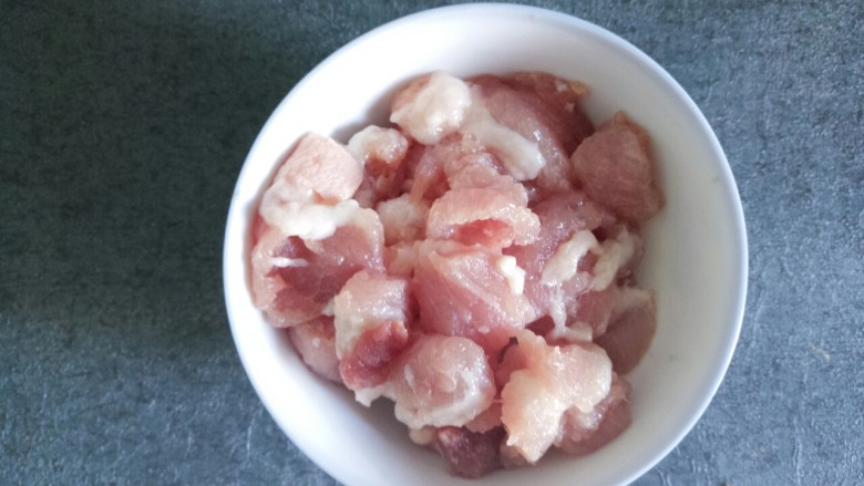 辣椒胡萝卜炒肉,五花肉切成片,薄片