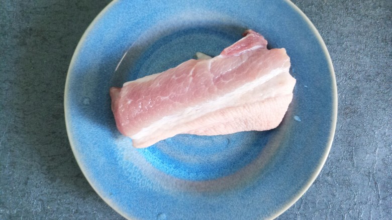 辣椒胡萝卜炒肉,先准备猪五花肉一块,大约200g