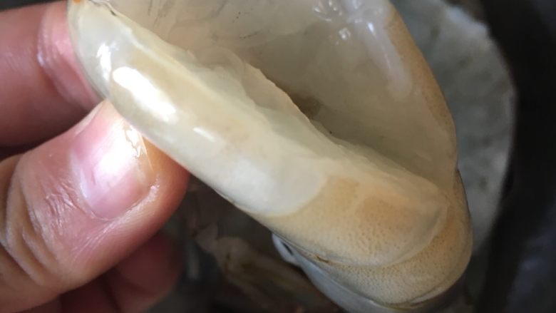 乱做虾,去虾线开边。我喜欢开边。入味也可以不开