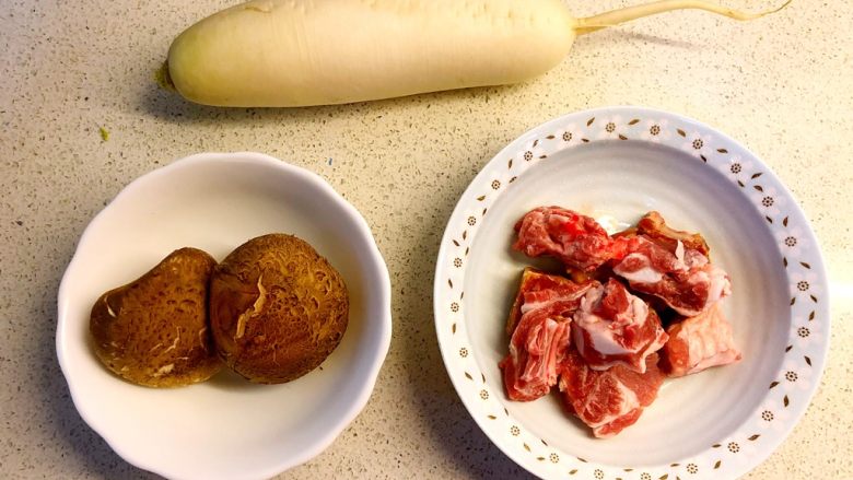 萝卜排骨汤,准备食材,我买了新鲜<a style='color:red;display:inline-block;' href='/shicai/ 3068'>冬菇</a>,挑了两个,用干香菇也行。