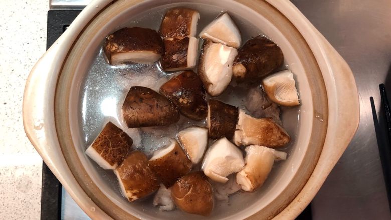 萝卜排骨汤,砂锅里加水放姜片,下排骨和冬菇。
最好一次下够足量的水。