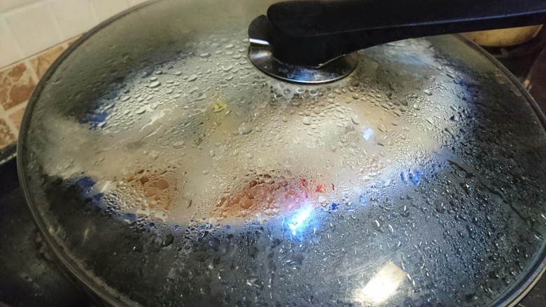 清蒸鲈鱼,中大火蒸8到10分钟