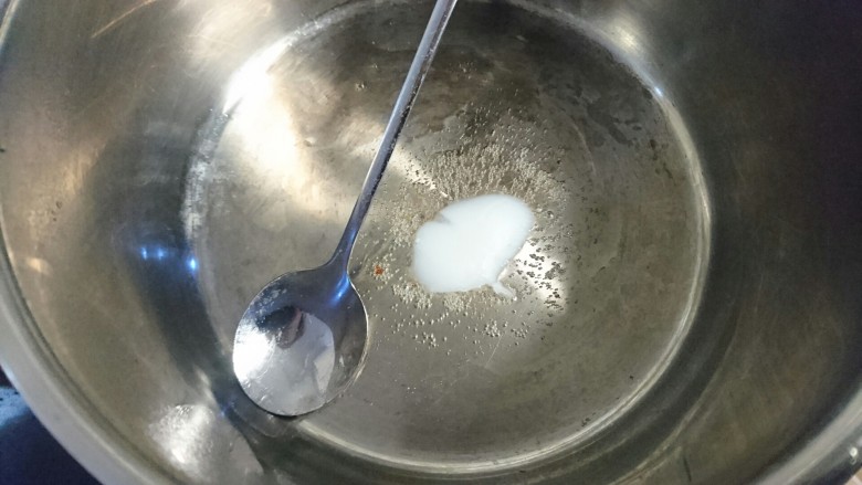 清蒸鲈鱼,蒸鱼时,另起小锅,少量猪油,用植物油也可