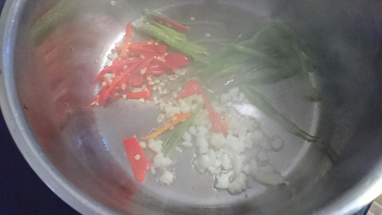 清蒸鲈鱼,依次加入蒜,青椒,红椒