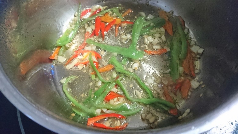清蒸鲈鱼,爆香后改小火,维持油的热度