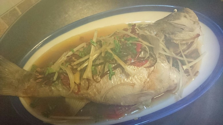 清蒸鲈鱼,最后再淋上热油,和蒸鱼豉油