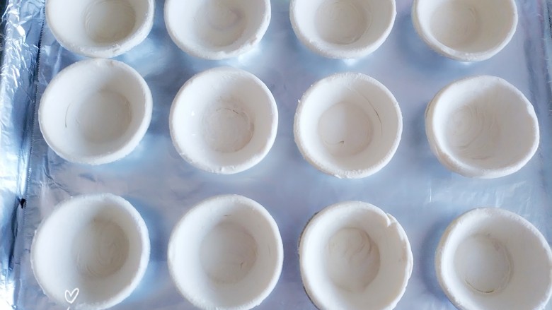 家庭快手蛋挞，无糖健康版,准备材料，这次量可以做12个，蛋挞皮放一边解冻。