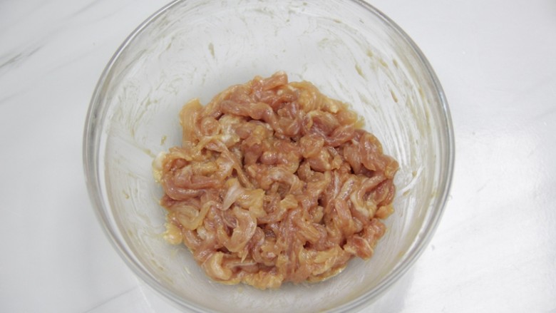 餐桌上最抢眼的一道菜——京酱肉丝,腌制15到20分钟,等入味