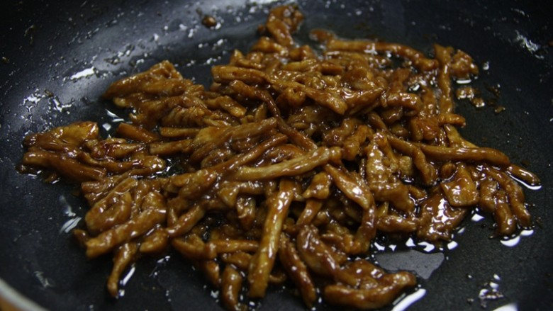 餐桌上最抢眼的一道菜——京酱肉丝,加入适量的盐和<a style='color:red;display:inline-block;' href='/shicai/ 712'>甜面酱</a>拌匀,炒熟,起锅即可