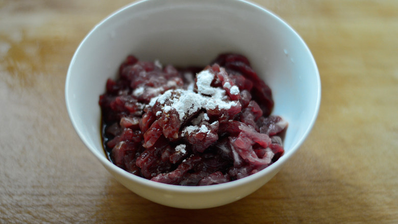 香根牛肉丝,再加入一些<a style='color:red;display:inline-block;' href='/shicai/ 3729'>白糖</a>,撒入一些淀粉