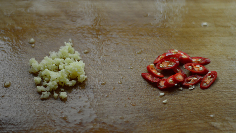 香根牛肉丝,<a style='color:red;display:inline-block;' href='/shicai/ 37'>姜</a>切沫,小米辣切小丁