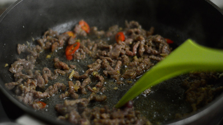 香根牛肉丝,大火划炒至牛肉变色