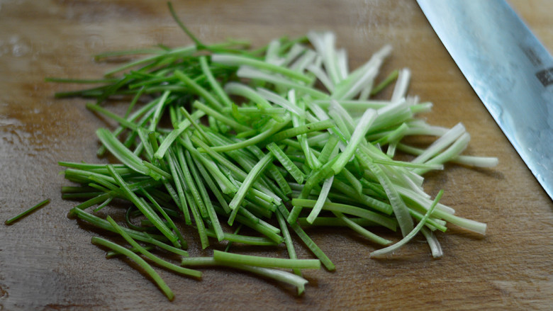 香根牛肉丝,将茎部切段