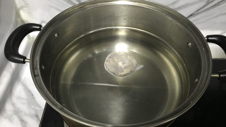 自制皮冻入口即化,5. 锅中烧水放入大料包。