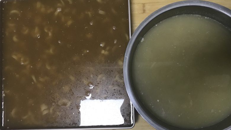 自制皮冻入口即化,9. 凉一下倒入容器,第二天就凝固好了。(也可以凉后放入冷藏)
