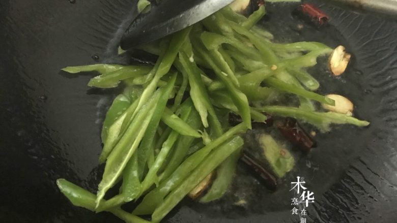 醋溜土豆丝,放入尖椒，迅速翻炒。