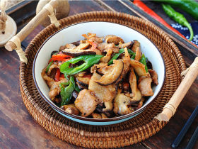 双椒花菇炒肉片