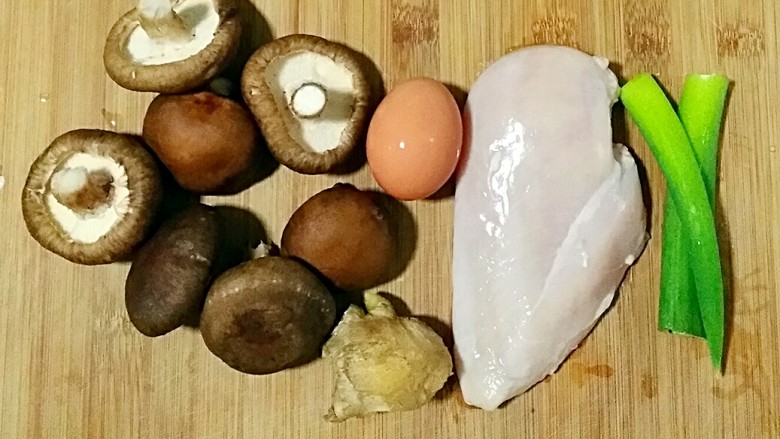 蕾丝三面煎锅贴（鸡蓉香菇馅）,准备主要食材。