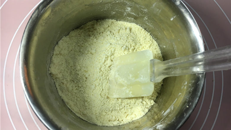 吉祥果酱派,加入低粉,用手搓成玉米粉的样子。