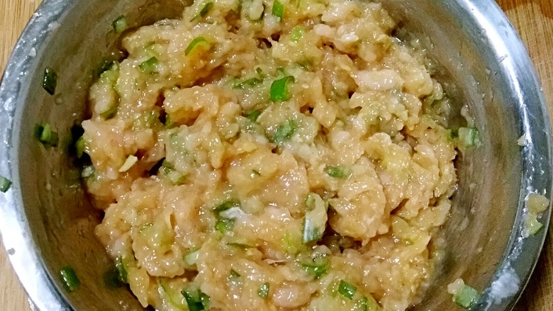 蕾丝三面煎锅贴（鸡蓉香菇馅）,顺时针搅拌，搅上劲儿。