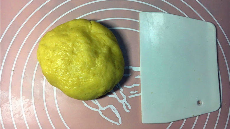 吉祥果酱派,一只手用刮板翻面团,另一只手揉成光滑面团,揉的时间不要太长,以免起筋,盖上保鲜膜,放冰箱冷藏1个小时。