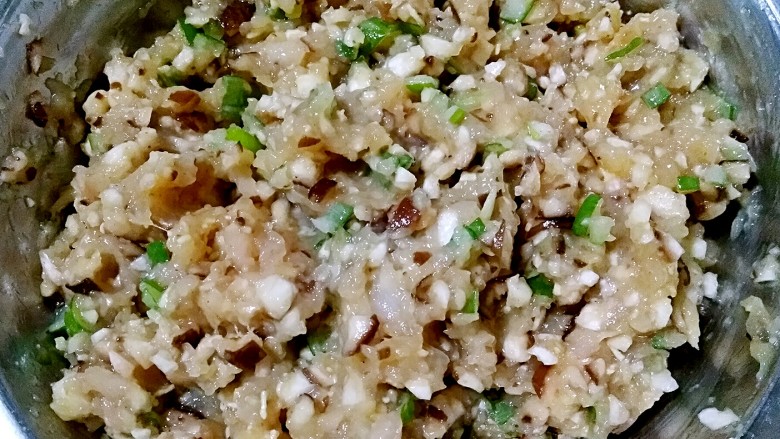 蕾丝三面煎锅贴（鸡蓉香菇馅）,把切好的香菇碎加入鸡蓉中，继续顺时针搅拌成鸡蓉香菇馅。