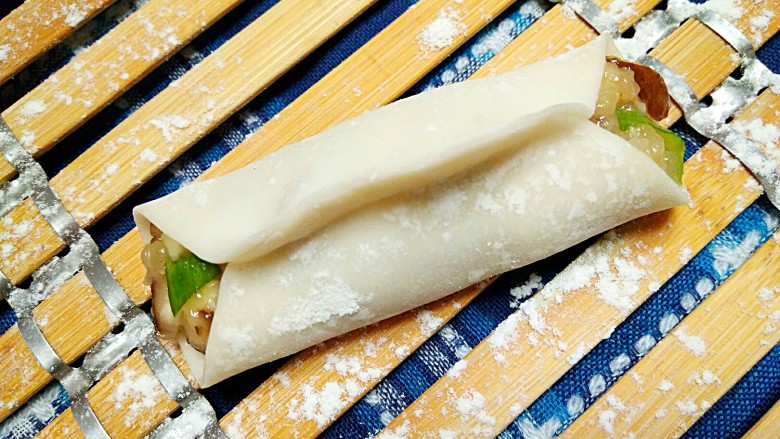 蕾丝三面煎锅贴（鸡蓉香菇馅）,只将饺子皮顶端边沿捏合起来就行，两边露着。