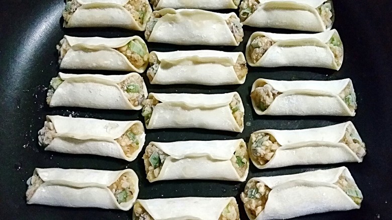 蕾丝三面煎锅贴（鸡蓉香菇馅）,先将锅贴底部放入平底锅中，加盖小火煎1-2分钟。