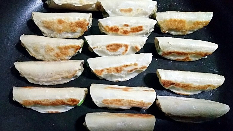 蕾丝三面煎锅贴（鸡蓉香菇馅）,然后翻动一下，将其他两个面也是加盖小火煎1-2分钟。