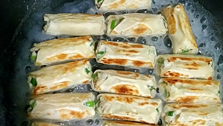 蕾丝三面煎锅贴（鸡蓉香菇馅）,将三面都煎过的锅贴底面朝下，把调好的水淀粉沿着锅边倒进锅中，继续小火煎至水淀粉成白色蕾丝花状。