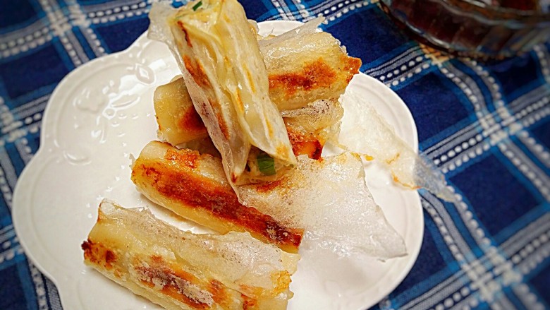 蕾丝三面煎锅贴（鸡蓉香菇馅）,白色透明蕾丝花