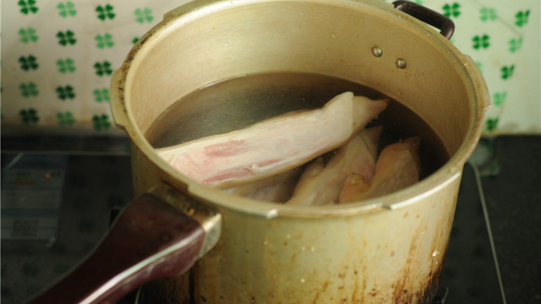 猴头菇烧猪蹄,压力锅里倒入半锅凉水,将<a style='color:red;display:inline-block;' href='/shicai/ 413'>猪蹄</a>放进去