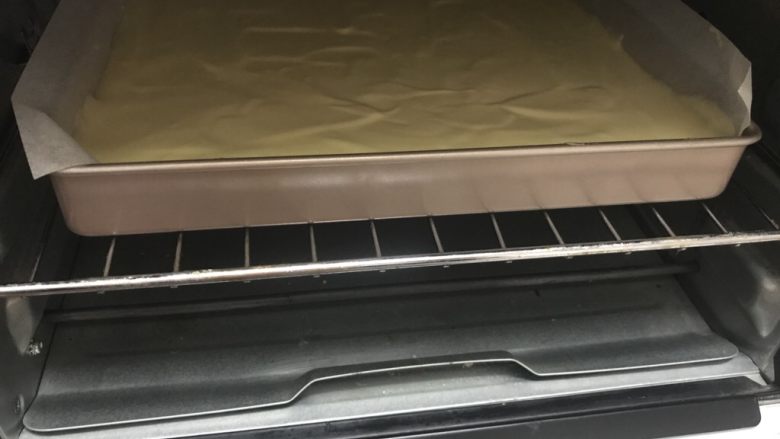 美味蓝莓酱棉花蛋糕,烤盘放入烤箱中层140度30分钟即可(根据自己家烤箱脾气随时观察)。