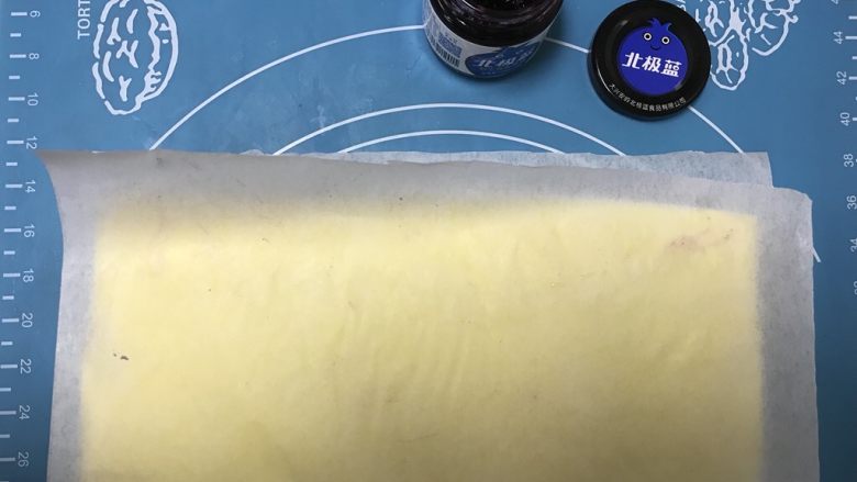 美味蓝莓酱棉花蛋糕,折叠放入冰箱冷藏半小时,出来切块即可。