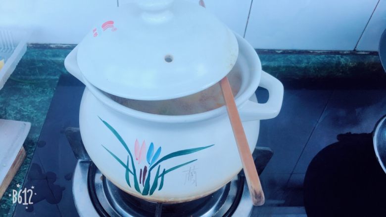 天然止咳药-金桔冰糖水,盖上锅盖差不多煮个30-40分钟。一开始可以开中火,煮至沸腾。然后关小火。把盖子可以用筷子撑住,这样即使沸腾了也不容易溢出来。但是也不能太大意。煮的时候最好是时刻关注下。因为烧的时候有气泡。稍不留神就会溢出来的。