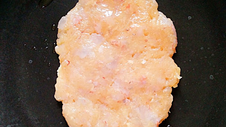 健身修复餐――鸡胸虾仁Brunch,平底锅放一点点橄榄油(不粘锅也可不放油)烧热,放入肉泥饼,小火加盖煎。