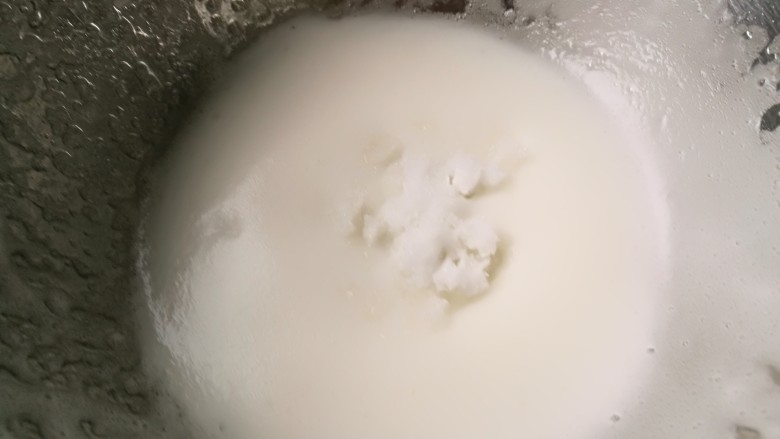 酸奶松饼+酸奶燕麦淋面(无泡打粉),打至细腻时,再加1/3糖,继续高速打。