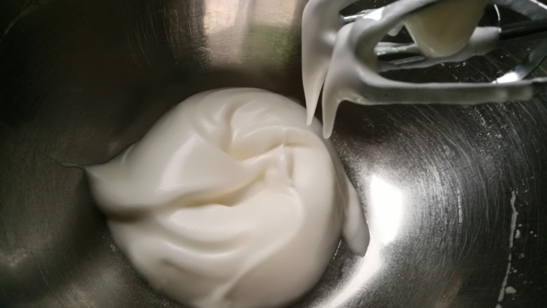 酸奶松饼+酸奶燕麦淋面(无泡打粉),打至长钩时,用干净的硅胶铲把盆周围的蛋白霜铲到中心。继续低速打发。