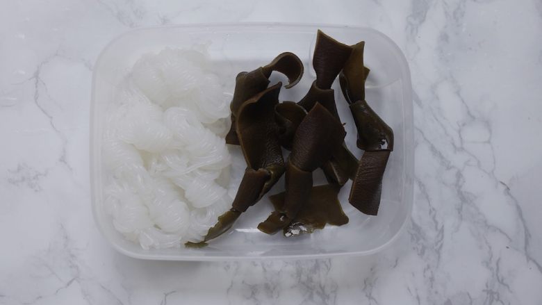 鱼饼年糕锅,煮过的昆布不要丢掉,用剪刀剪成细条然后打结
